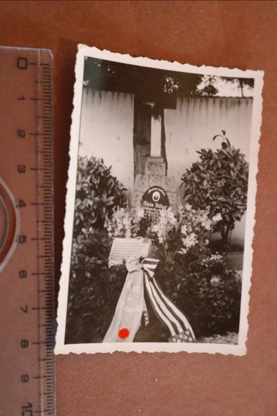 Kranzniederlegung Amerika-Deutsche am Grab des Alois Hitler